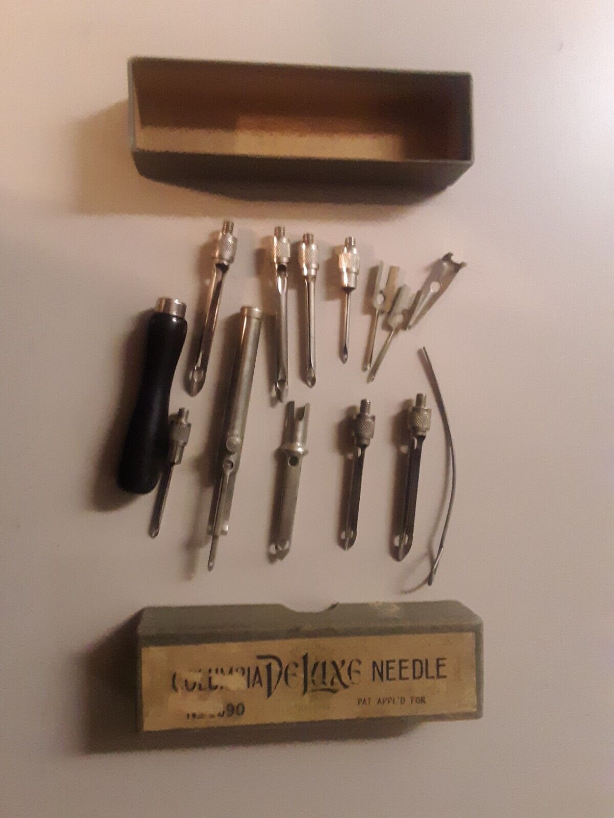 Antoque Columbia Deluxe Needle No. 1690 Rug Needles Lots Of Extra Parts