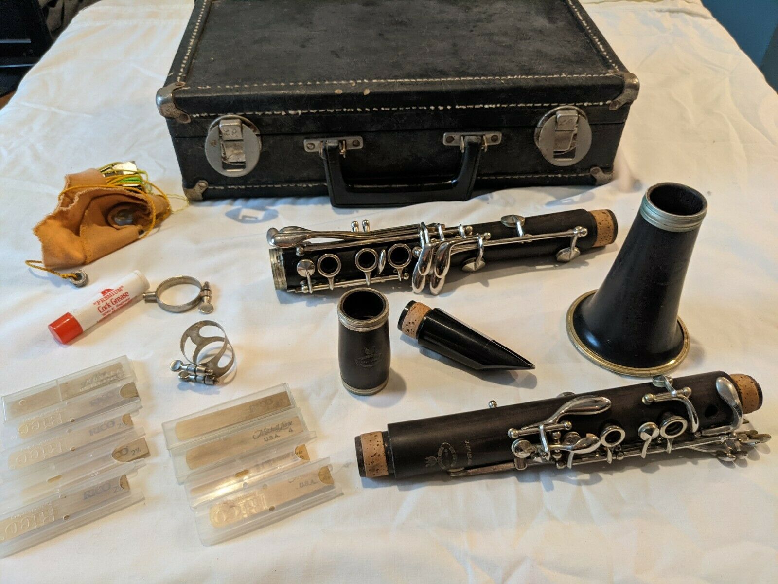 Chicago Instruments Magnifiu'e (magnifique) Wooden Clarinet